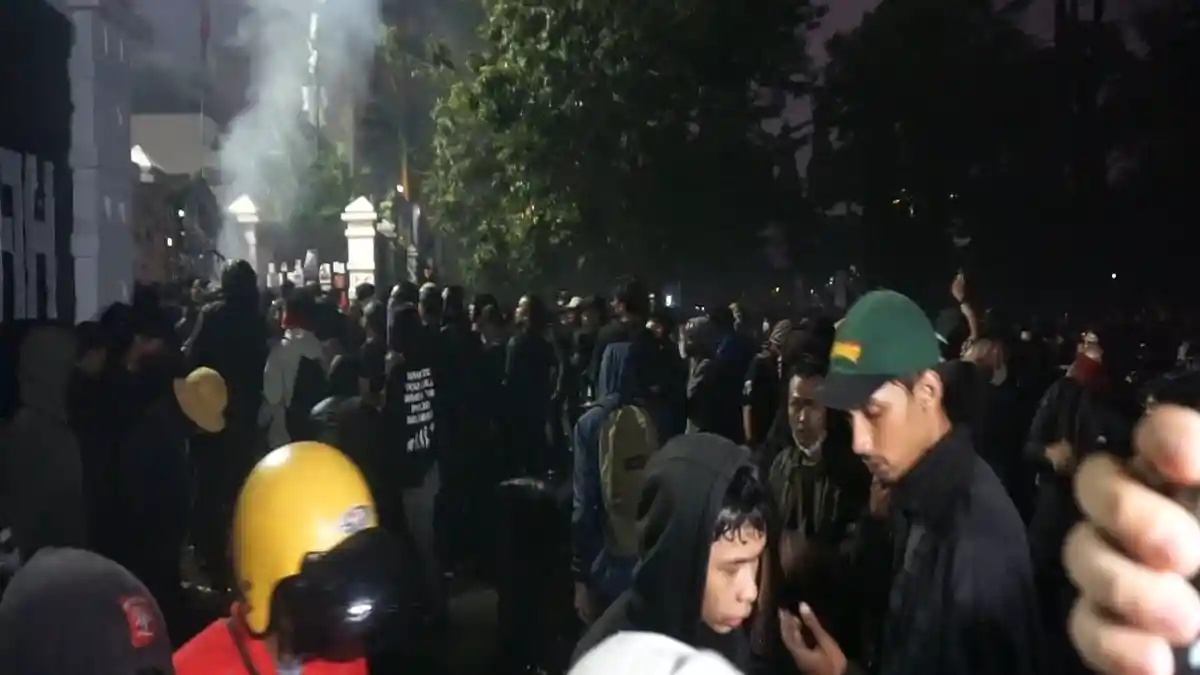 Tak Mempan Disemprot Watter Cannon, Polisi Tembakan Gas Air Mata, Massa Aksi Akhirnya Bubar