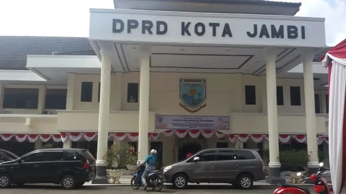 Persiapan HUT Kota Jambi, Ruang Rapat Paipurna Swarna Bumi DPRD Kota Jambi Direnovasi