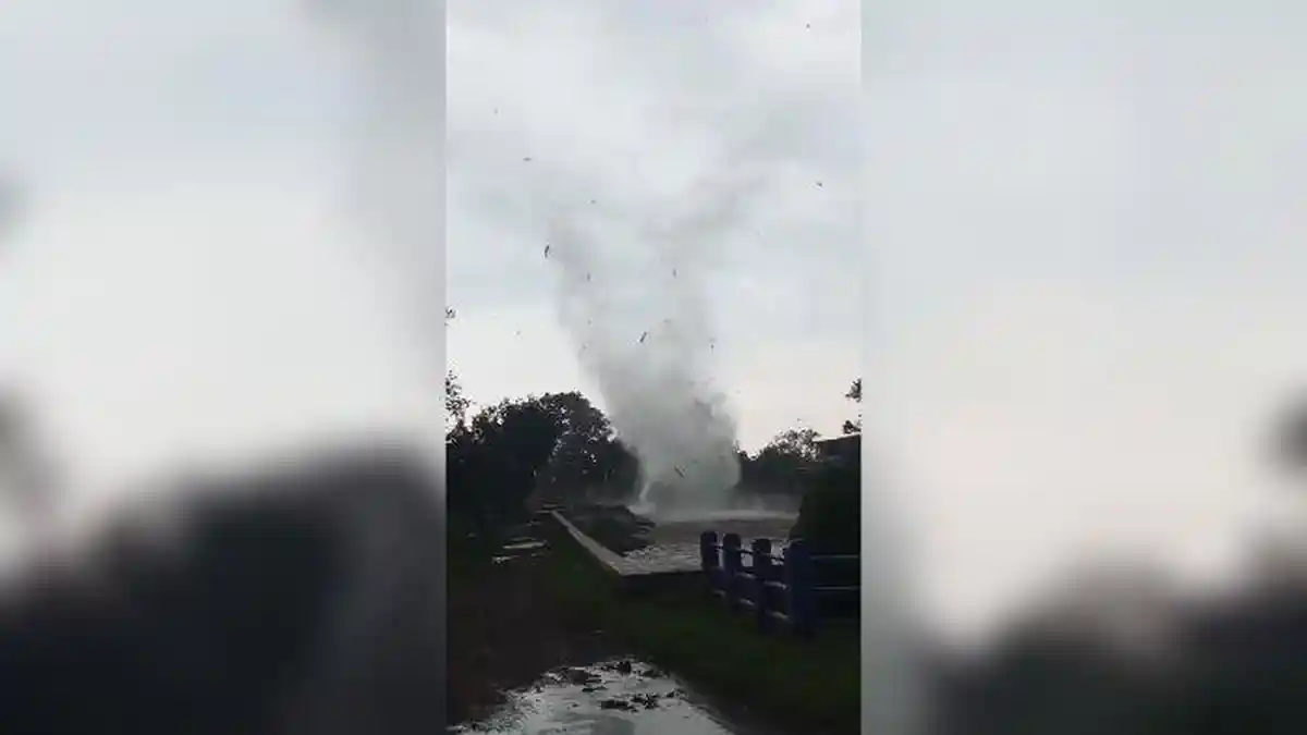 Detik-detik Angin Puting Beliung Mengamuk di Indramayu, GOR, Sekolah Hingga Rumah Warga Rusak