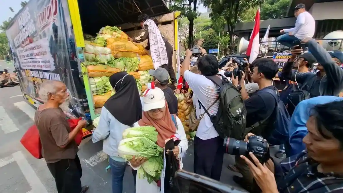 Kecewa Harga Sayuran Anjlok, Mitra MBG Bagi-bagi Sawi Putih di Depan Halte Balai Kota - Tribunnews.com