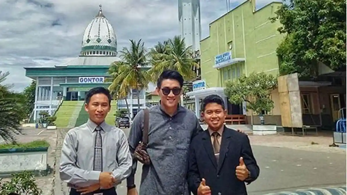 Kunjungi Gontor, Ifan Seventeen Bernostalgia Bersama Teman Sekolah Dylan Sahara