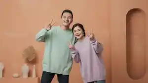 PROMPT-AI-Prompt-Gemini-AI-foto-pasangan-di-studio-foto-dengan-gaya-Korea.jpg