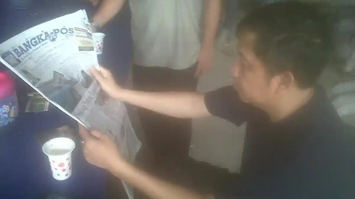 Koran Bangka Pos Temani Zuhri Saat Sarapan Pagi