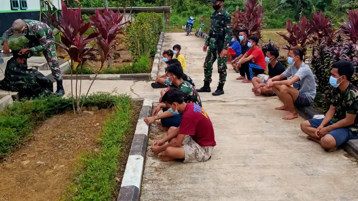 Satgas Pamtas Yonif Mekanis 643/WNS Layani Pangkas Rambut Gratis Warga di Perbatasan