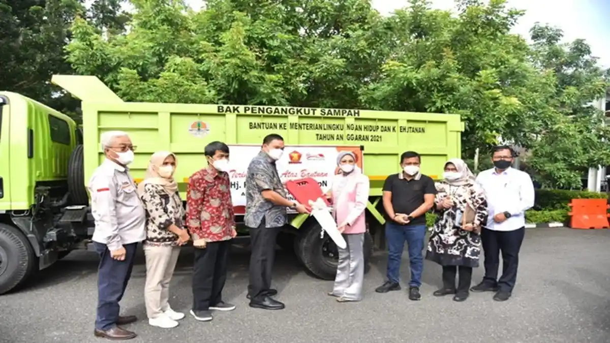 Bantuan Dump Truk Pengangkut Sampah dari Kementerian Lingkungan Hidup