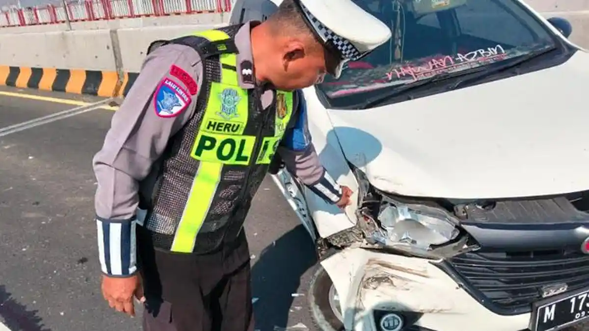 Kecelakaan di Jembatan Suramadu, Mobil Avanza Tabrak Truk Tronton Gara-gara Microsleep
