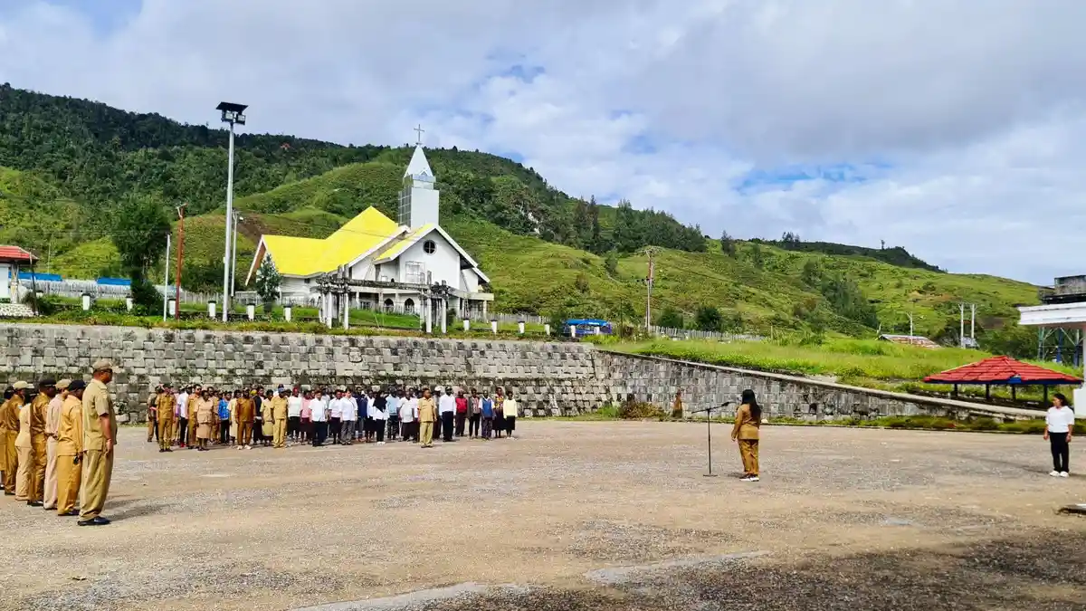 Asisten 3 Setda Paniai Ingatkan Pegawai Ciptakan Lingungan Bersih