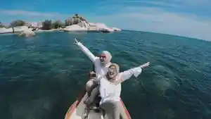 wisatawan-mengunjungi-objek-wisata-batu-garuda-belitung.jpg