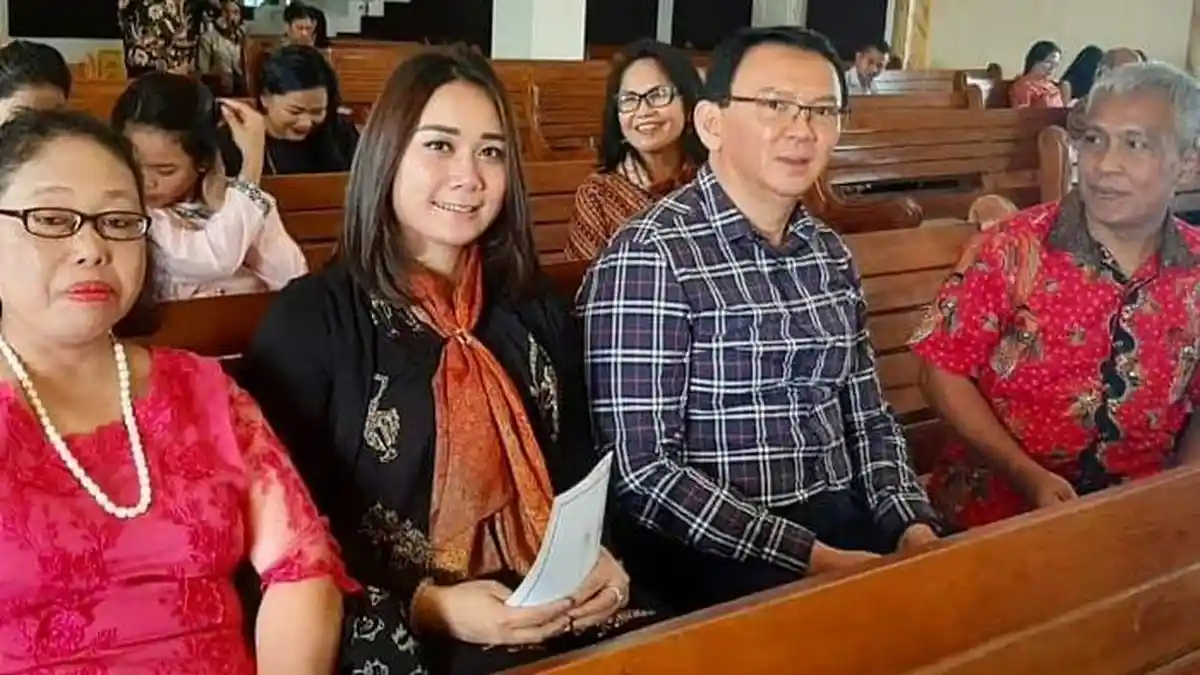 Muncul Perdana ke Publik, Penampilan Puput Nastiti Devi Dampingi Ahok Ibadah Curi Perhatian