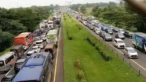 Kepadatan-arus-lalu-lintas-di-Tol-Cipali-Subang.jpg