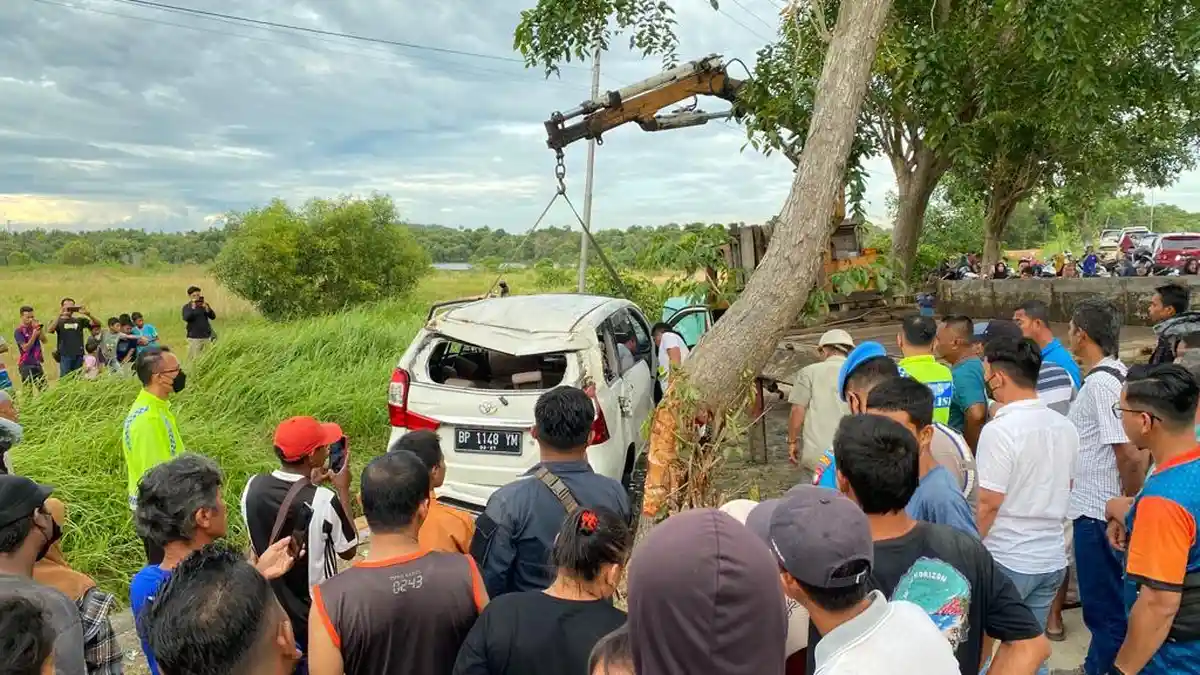 Kecelakaan di Karimun, Polisi Ungkap Sebab Toyota Avanza Hingga Masuk Parit