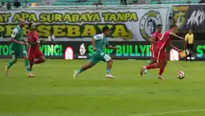 Winger-Malut-United-Tyronne-del-Pino-dikepung-pemain-Persebaya-Surabaya.jpg