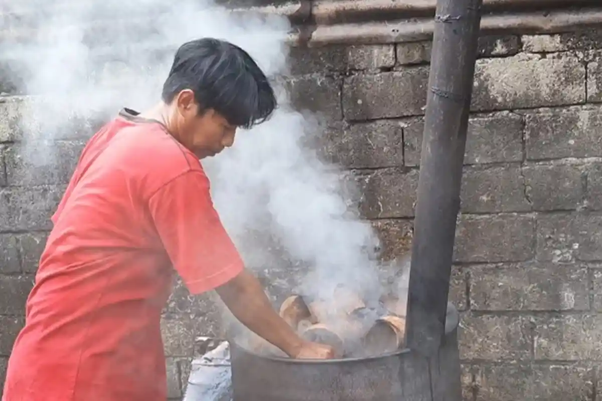 Muhammad Fajapik Tekuni Usaha Pembuatan Arang dari Batok Kelapa, Raup Untung saat Idul Adha