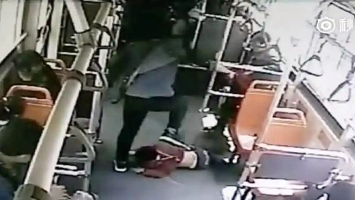 Pria Ini Banting dan Injak Kepala Anak Kecil di Dalam Bus, Reaksi Penumpang Lainnya Tidak Terduga