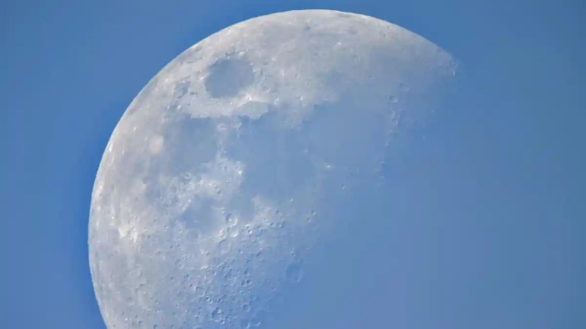 Sabtu Ini Bulan Terlihat di Siang Hari, Sejajar dengan Planet Mars