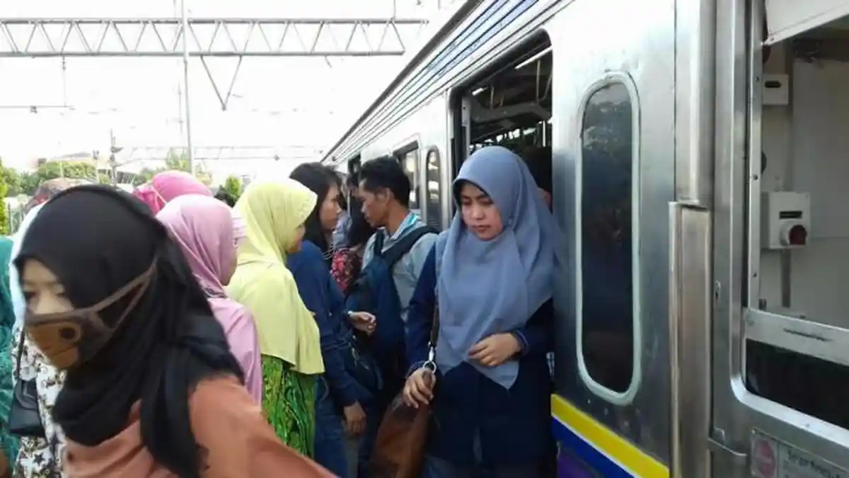 Tak Diduga, Ternyata Bocah-bocah Ingusan Ini yang Sering Melempar Batu ke Kereta Api