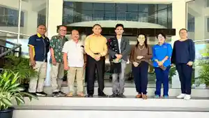 Foto-bersama-Rektor-UKAW-dan-Rektor-UNITAL-Tengah-di-depan-Kampus-UKAW.jpg