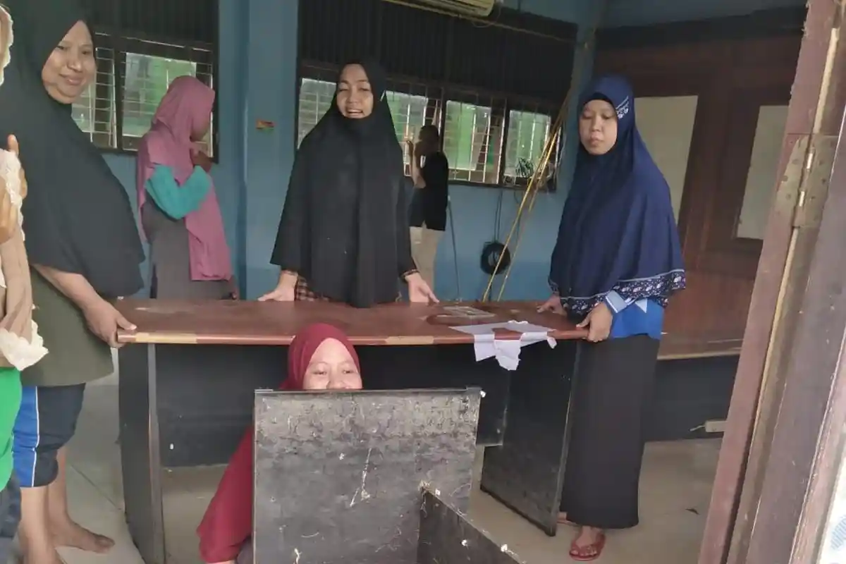 Usai Banjir di Kutai Timur, SDN 001 Sangatta Utara Bersih-bersih Secara Bertahap