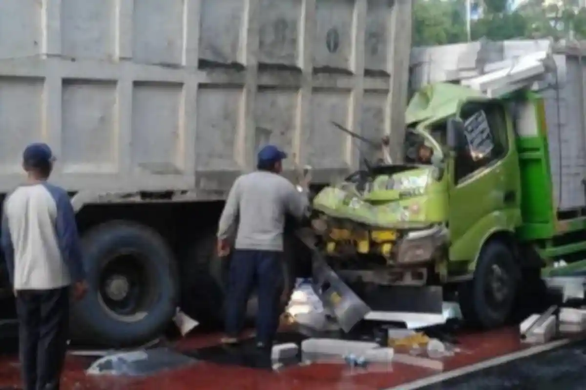 Kecelakaan Maut Pukul 04.30 WIB, Sopir Truk Tewas, Korban Tabrak Truk Lain yang Mengalami Pecah Ban