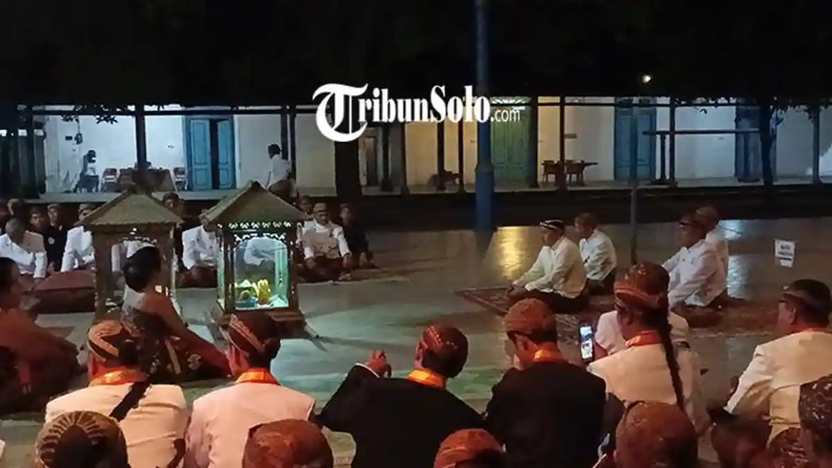 Sakral, Begini Potret Kirab Malam Selikuran Ramadan Keraton Solo ...