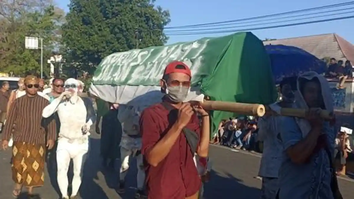 Karnaval di Maumere, Komunitas Masyarakat Jawa Bawa Peti Jenazah 