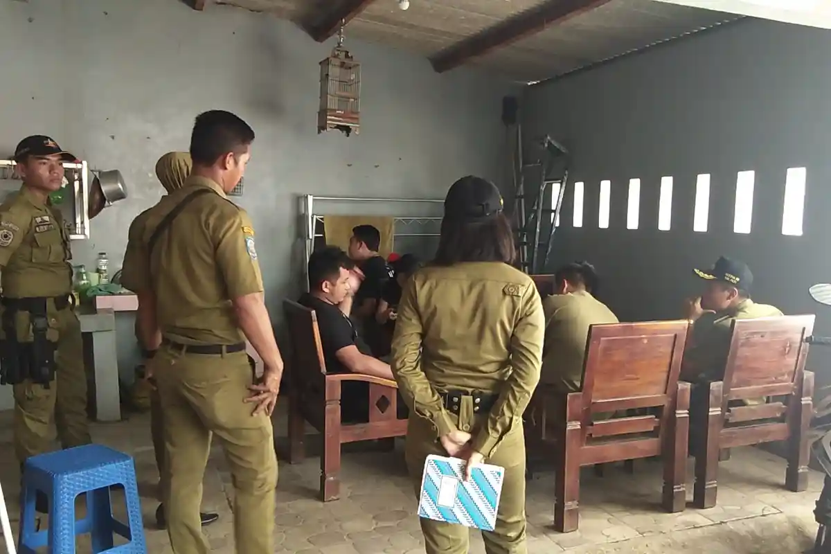 Heboh Satpol PP Pati Ciduk Tiga Pelajar di Dalam Satu Kamar Kos yang Disewakan untuk Short Time