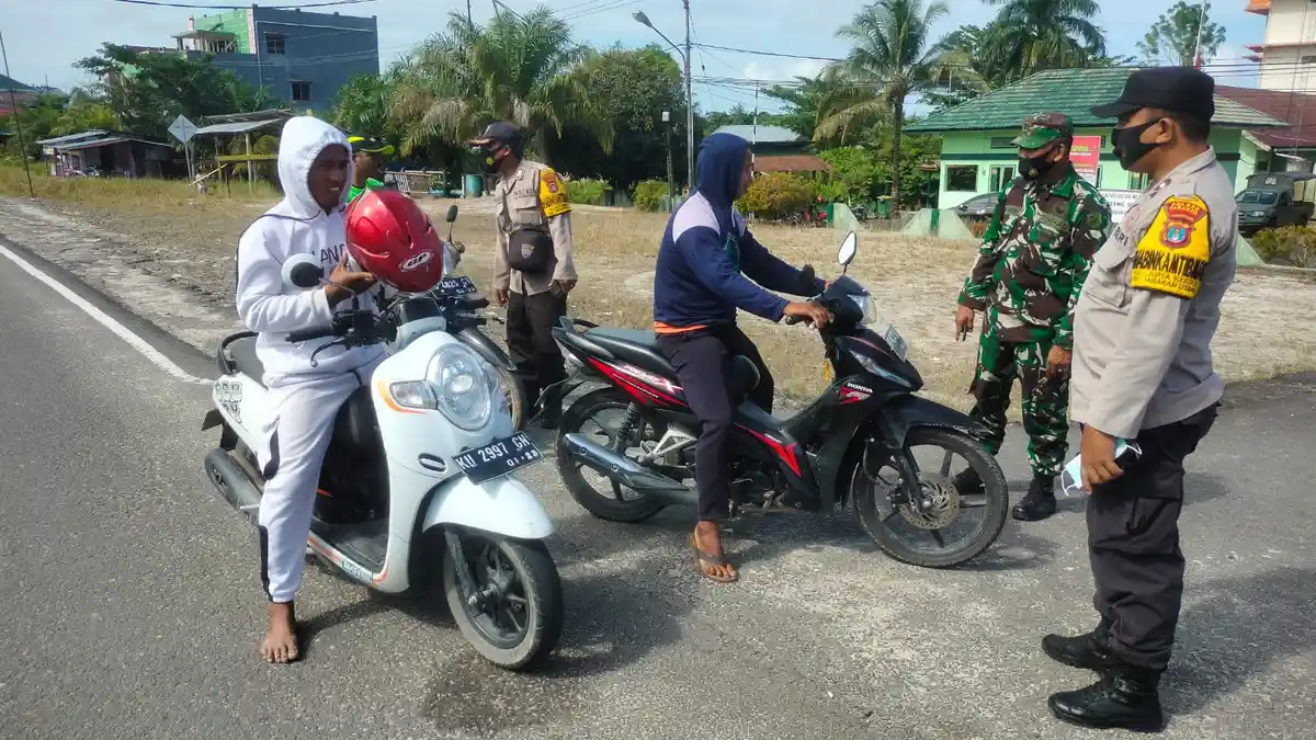 PPKM Level 4 Sudah Berjalan, Koramil 0907/04 Tarakan Utara Bagikan dan Gelar Razia Masker