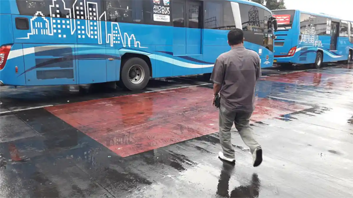 Jika Datang ke Terminal Cicaheum, Hati-hati saat Melewati Jalan Bercat Merah Ini