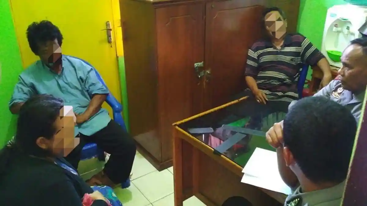Suami Sibuk Menjahit, Istrinya Kepergok Berhubungan Intim di Semak-semak dengan Pria Lain