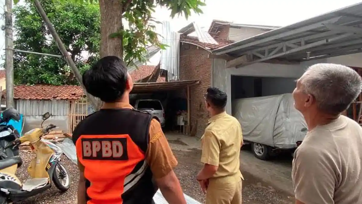 Deru Puting Beliung Hantam Rumah Bu RT, Aksi Heroik Gendong Anak di Dapur