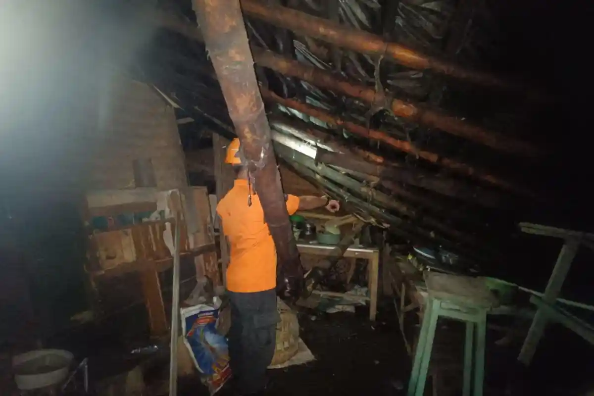 Hujan Disertai Angin, Rumah Nenek umur 82 tahun di Jember Ambruk