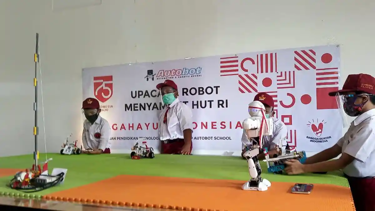 Kreatif, Anak-anak di Klaten Ini Gelar Upacara Bendera dengan Menggunakan Robot