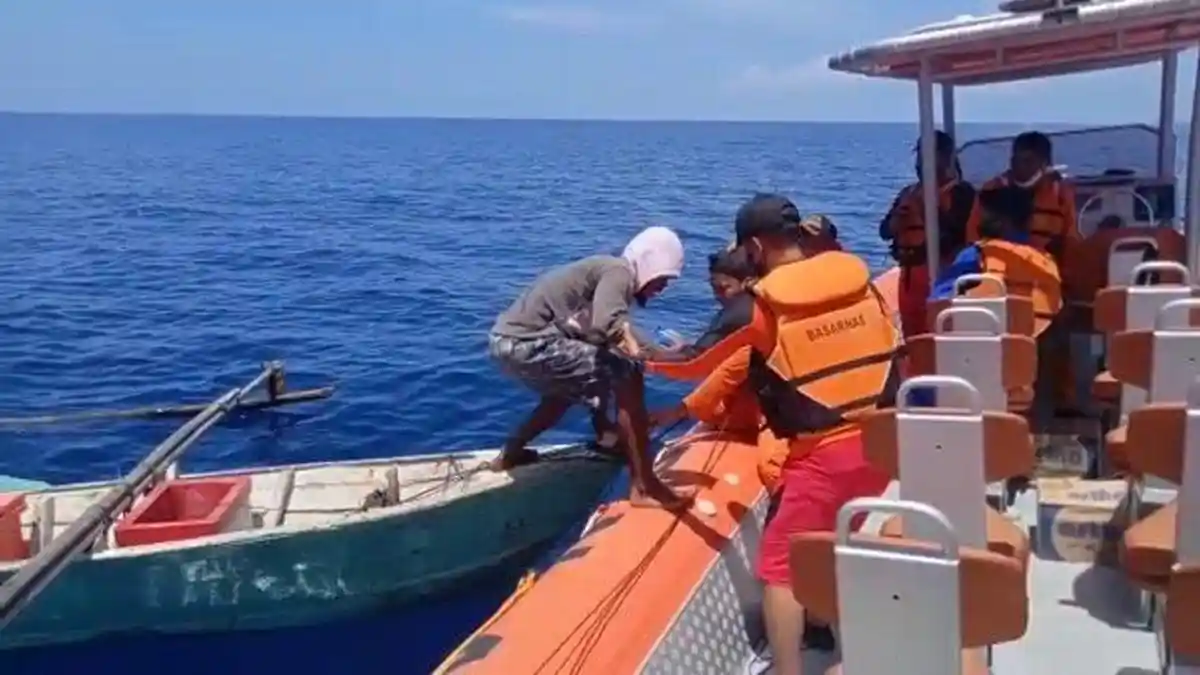 SAR Mentawai Evakuasi Nelayan yang Terapung di Laut Selama 14 Jam