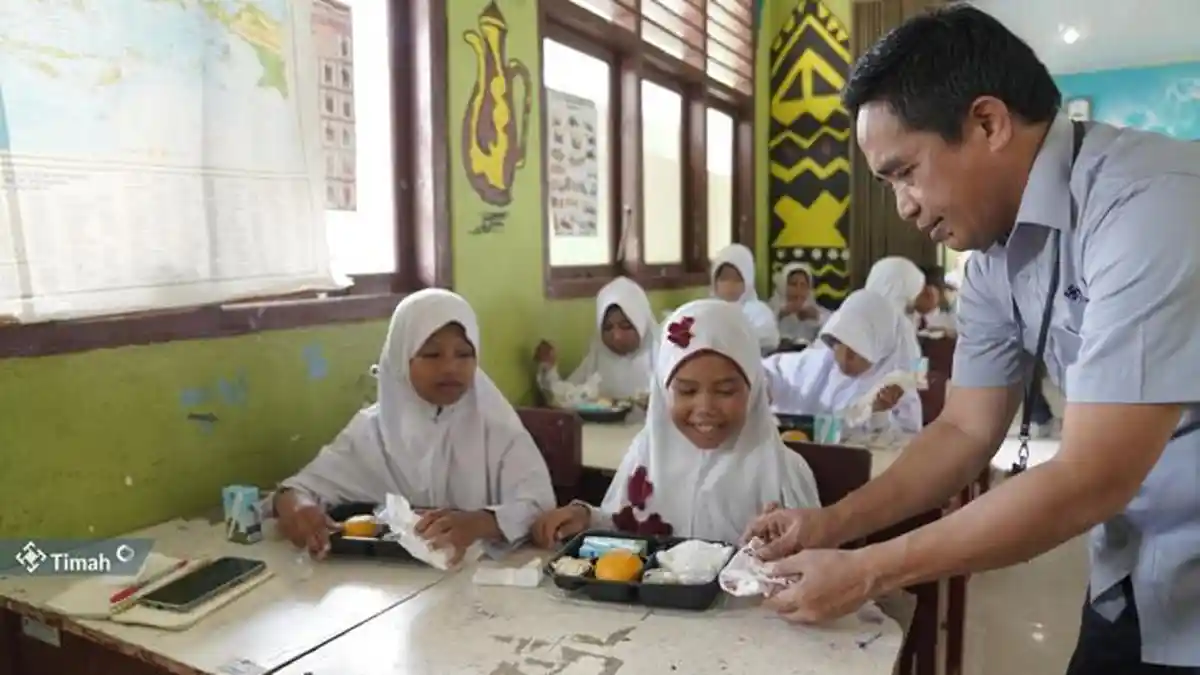 307 Siswa SD di Bangka Tengah Terima Program Makan Bergizi Gratis dari PT Timah Tbk
