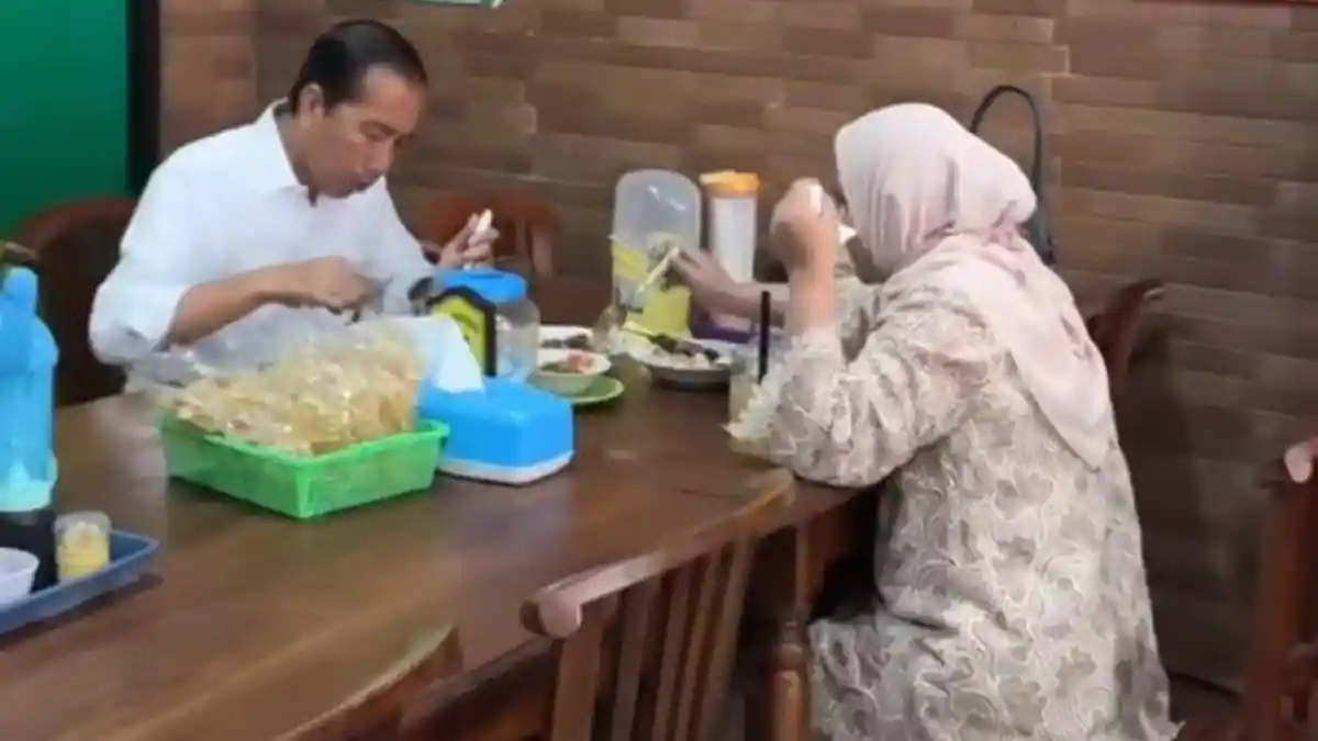 Nikmati Waktu Jadi Warga Biasa Momen Jokowi Usai Purnatugas, Keciduk Makan Sate di Sukoharjo