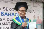 Sosok Mbah Kaidi, Kakek Usia 84 Tahun Yang Jadi Wisudawan Terbaik Sekolah Lansia Bahagia di Brebes