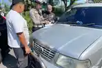 Satlantas-Polres-Sampang-saat-menggelar-operasi-gabungan-pemeriksaan-kendaraan-bermotor.jpg