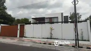 Penampakan-rumah-megah-milik-Kepala-Dinkes-Kabupaten-Karanganyar-non-aktif-Purwati.jpg