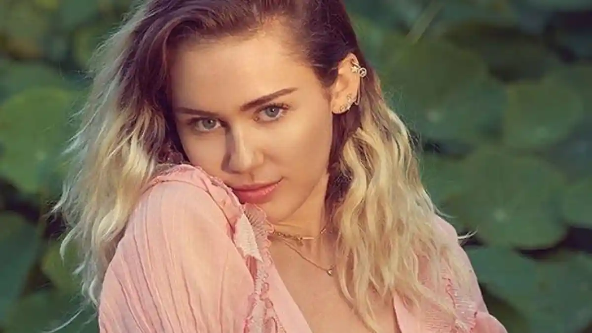 Lirik Lagu Flowers - Miley Cyrus dengan Makna Lagu dan Terjemahan Indonesia
