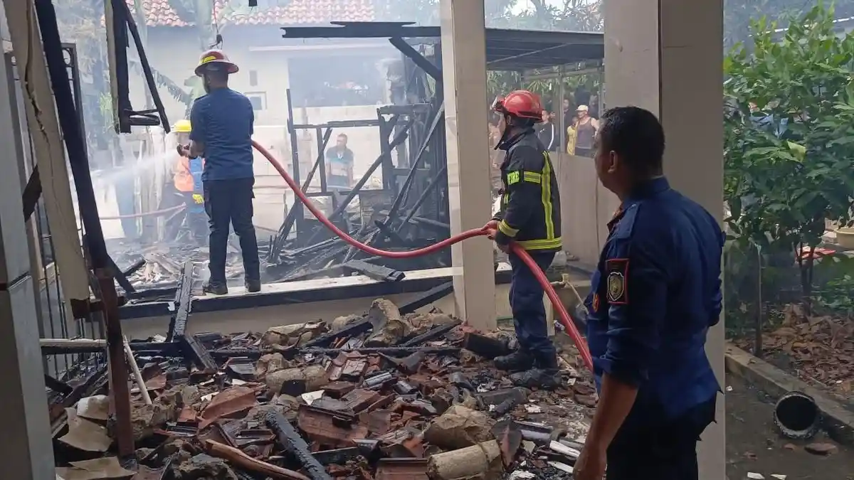 Diduga Akibat Korsleting Listrik, 2 Rumah di Desa Lajer Indramayu Ludes Terbakar