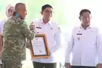 Bupati Andi Rudi Latif Terima Penghargaan KASAD, Bukti Komitmen Dukung Pembangunan Kodam di Kalsel