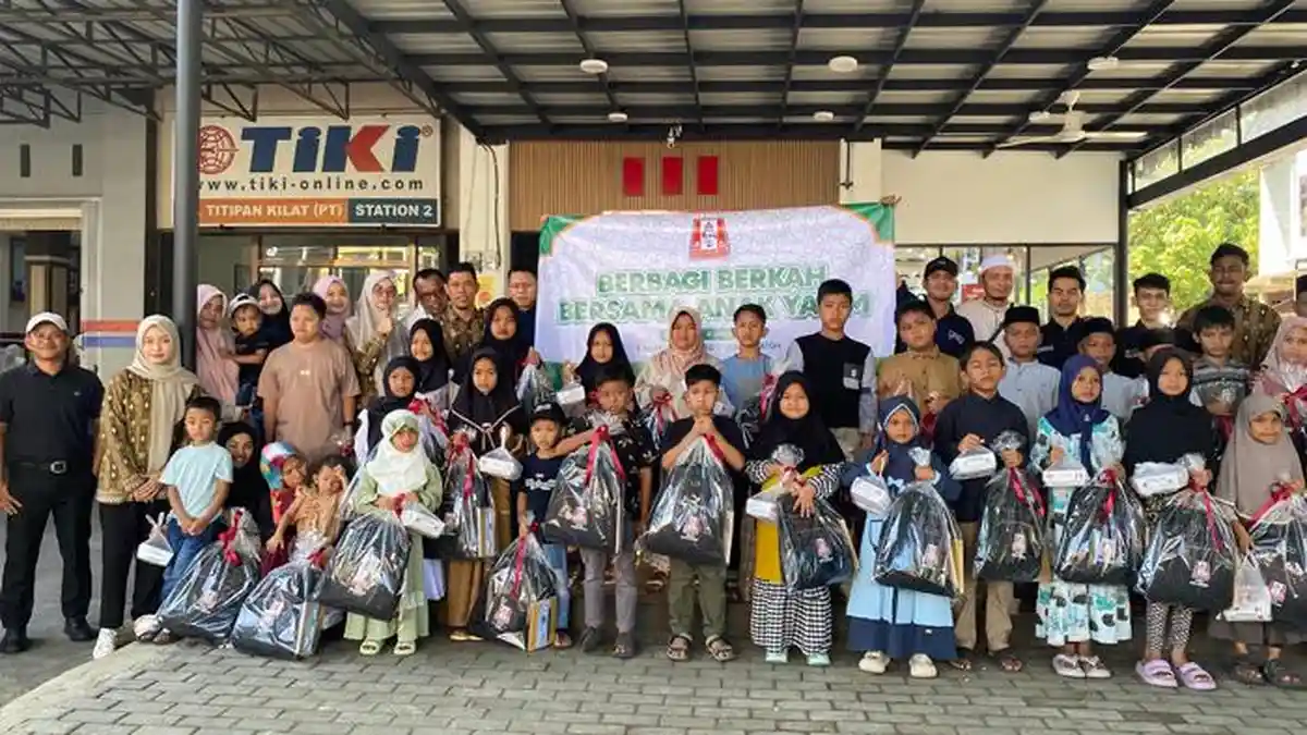 Kutaradja Fried Chicken Bagikan Perlengkapan Sekolah untuk Anak Yatim