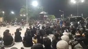 Aksi-Jogja-Memanggil-di-depan-Gedung-Agung.jpg