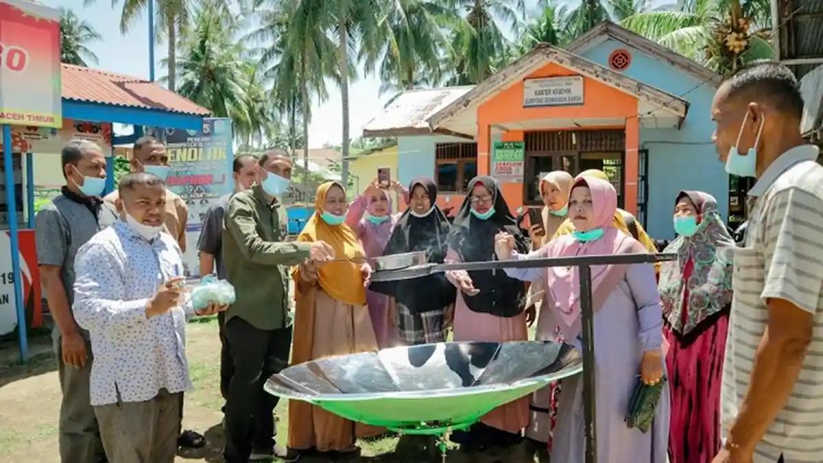 Tim PKM Iptek Unsam Latih Warga Cara Gunakan Kompor Tenaga Surya, Begini Keunggulannya