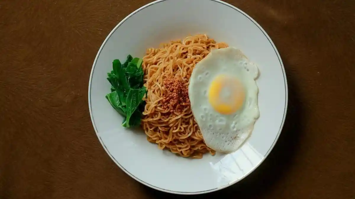 Trik Bikin Mi Instan Lebih Sehat, Buang Bumbunya, Tambah Sayur dan Telur