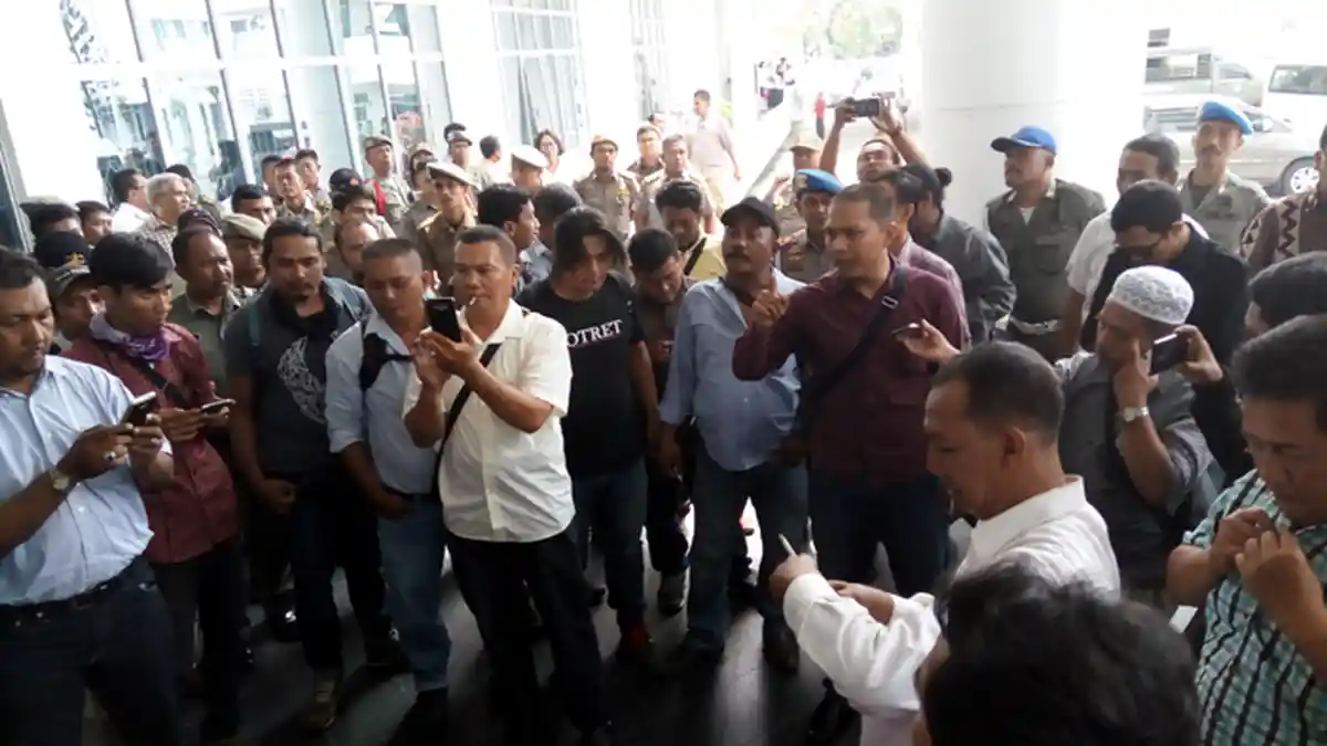 Oknum Satpol PP Aniaya Wartawan, Puluhan Jurnalis Kepung Kantor Gubernur Sumut