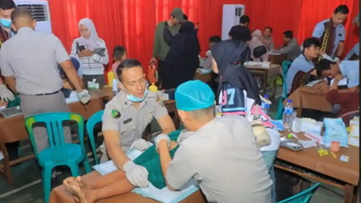 Polda Lampung Gelar Khitan Massal dan Bagikan Ratusan Sembako di May ...