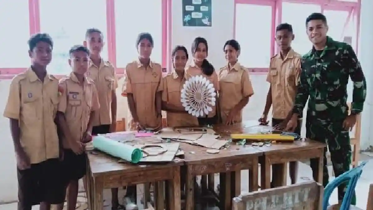 Pos Kewar Satgas Yonif 742/SWY Latih Murid Olah Limbah Plastik Jadi Kerajinan Bunga