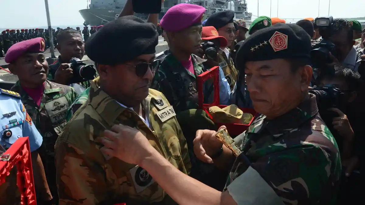 Enam Menteri Dapat Brevet Hiu TNI AL