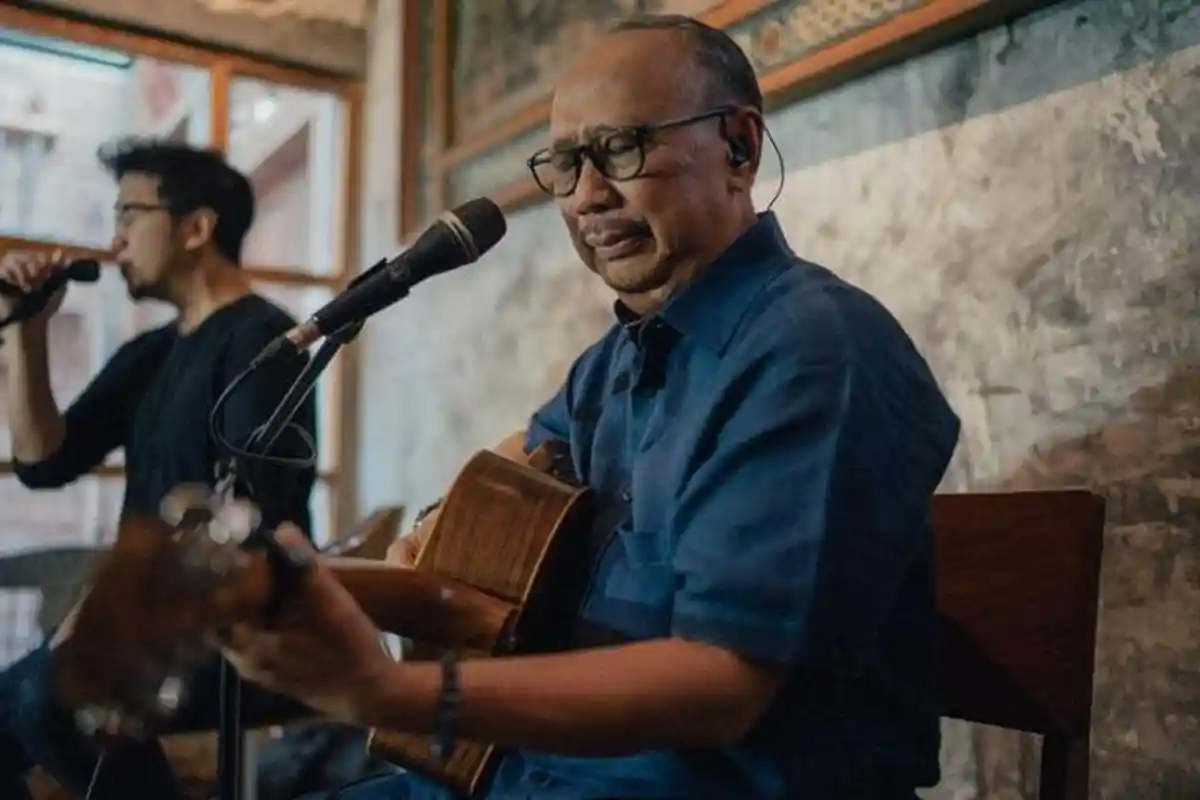 Lirik dan Chord Gitar Berita Kepada Kawan - Ebiet G Ade Dimainkan dari Kunci C